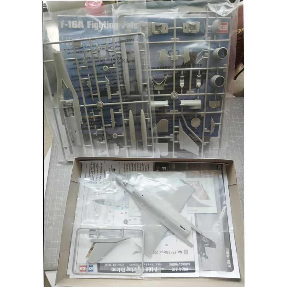 Model Kit F16 - Hobbyboss 80272 1:72 スケール ジェネラル ダイナミクス