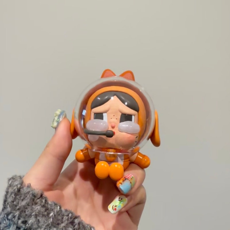 Model Kit Figure - 本物のポップマート クライベイビー スペースキャット オレンジ フィギュア かわいい人形