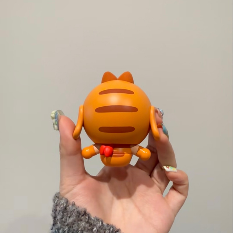 本物のポップマート クライベイビー スペースキャット オレン - Model Kit Figure のレビューと価格